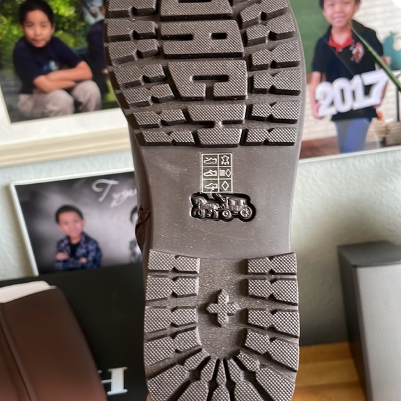 New Coach boots Fynn Boot
Embossed with our iconic - Picture 15 of 17